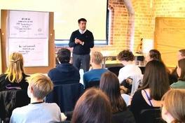 OB Steffen scheller im Austausch mit jungen Brandenburgerinnen und Brandneburgern im Gotischen Haus.