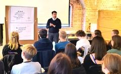 OB Steffen scheller im Austausch mit jungen Brandenburgerinnen und Brandneburgern im Gotischen Haus.