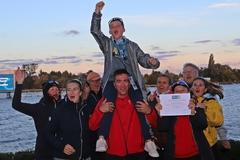 Eine ausgezeichnete Vereinsmannschaft jubelt