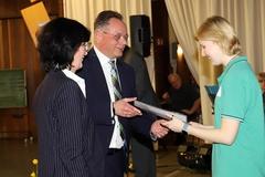 Susanne Resech und Matthias Rößling bei der Übergabe von Urkunden.