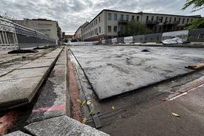 Baustelle im Fahrbahnbereich der Wredowbrücke aus Sicht des Wiesenweges