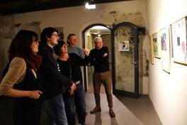 Besucher beim Betrachten von Bildern.