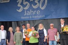 Ausgezeichnete mit den Vorständen Matthias Pietschmann und Nadin Leetz