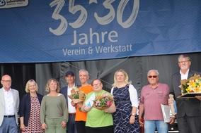 Ausgezeichnete mit den Vorständen Matthias Pietschmann und Nadin Leetz