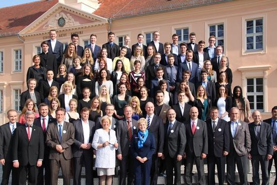 vor dem Alten Gymnasium Neuruppin: Gemeinsame Freude über die Erstimmatrikulation von 73 Studentinnen und Studenten...