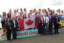 Die Botschafter bei der Siegerehrung mit den kanadischen Weltmeistern.