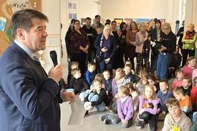 Oberbürgermeister Steffen Scheller begrüßte die jungen Künstlerinnen und Künstler und gratulierte zu den tollen Leistungen.