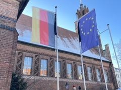 Gehisst werden die deutsche und die europäische Fahne