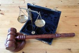 Hammer auf dem Richtertisch