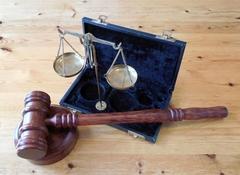 Hammer auf dem Richtertisch