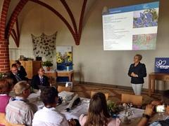 Dr. Dietlind Tiemann begrüßt die Medienvertreter