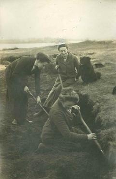 Marie, Herta und Lucie Bielefeld 1915 bei Ausgrabungen auf dem Hasselberg bei Butzow (heute Gemäß Beetzseeheide). Die freigelegten Urnen enthielten den Leichenbrand und Grabbeigaben der im Umland siedelnden Germanen des 3./4. Jahrhundert n. Ch. (Foto: Stadtmuseum Brandenburg an der Havel, Fotograf unbekannt)