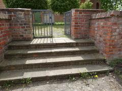 Eingangsbereich zur Kirche und zum Friedhof Schmerzke wird erneuert