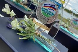 ein glaspokal auf einer schwarzen schachtel