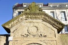 Restaurierungsbedürftiges Grabmal Taubner.