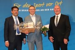 Steffen Scheller und Gerd Wartenberg mit Carsten Tessmer.