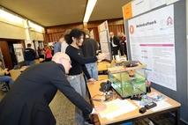 Am Stand, wo ein Wellenkraftwerk vorgestellt wurde.