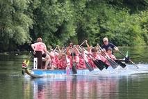 Drachenboot-Sportler in pinken Shirts.