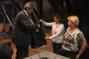 Überreichen von Präsenten