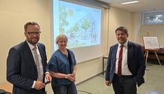 Oberbürgermeister Steffen Scheller, Jeannine Albrecht (Amtsleiterin für Stadtentwicklung und Denkmalschutz) und Bürgermeister Michael Müller erläutert