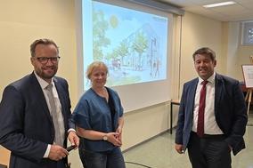 Oberbürgermeister Steffen Scheller, Jeannine Albrecht (Amtsleiterin für Stadtentwicklung und Denkmalschutz) und Bürgermeister Michael Müller erläutert