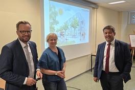 Oberbürgermeister Steffen Scheller, Jeannine Albrecht (Amtsleiterin für Stadtentwicklung und Denkmalschutz) und Bürgermeister Michael Müller erläutert