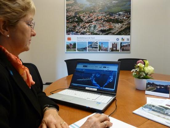 Die Oberbürgermeisterin beim Surfen durch die EM-Internetseiten.