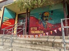 Deko vor neu gestalteter Schule.