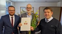 Oberbürgermeister Steffen Scheller und Bürgermeister Michael Müller verabschieden Peter Reck.