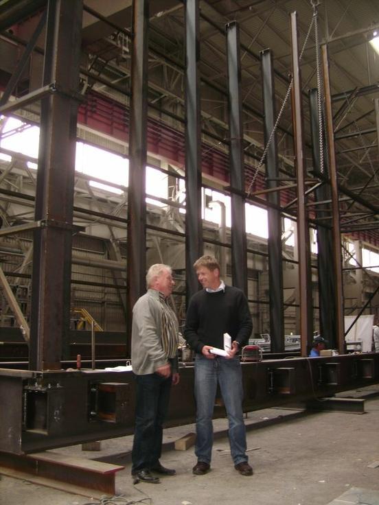 Im Fachgespräch: Frank Gartensleben von der gleichnamigen Metallbaufirma und Jens Thurley von der Firma Mette vor der gewaltigen Stahlkonstruktion für die neue Anzeigetafel.