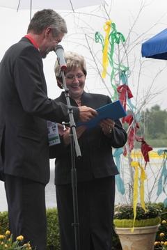 Sportminister Holger Rupprecht übergibt den Fördermittelbescheid an Brandenburgs Oberbürgermeisterin Dr. Dietlind Tiemann.