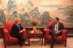 Oberbürgermeisterin und Botschafter im Gespräch