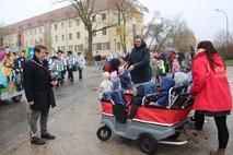 OB Scheller mit Kindergartenkindern.