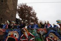 Umzugswagen am Steintorturm.