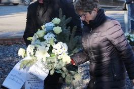 Die Oberbürgermeisterin und der SVV-Vorsitzende tragen gemeinsam einen Gedenkkranz