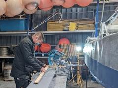 Winterarbeit Mitarbeiter beim Arbeiten in der Bootshalle