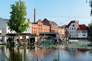 Die Fischerhütten mit direktem Zugang zum Wasser