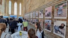 Im Kirchenschiff fanden sich die 40 schönsten Bilder des Mopslaufes 2024.