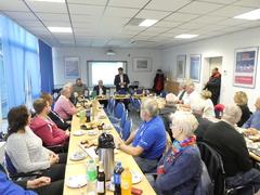 Oberbürgermeister Steffen Scheller (mi., stehend) bedankt sich für die gute Zusammenarbeit bei der Umsetzung des Jubiläumsprogramms.