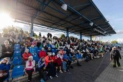 Von der Tribüne können die Zuschauer die Sportler lautstark anfeuern und die Rennen verfolgen.