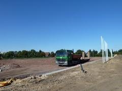 Der Untergrund für den Kunstrasen wird vorbereitet.