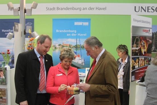 Landtagspräsident Gunter Fritsch besucht den Brandenburger Stand