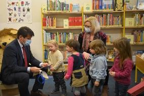 Oberbürgermeister Steffen Scheller überreicht Kinderbücher an "Kleine Strolche" in der Fouque-Kinderbibliothek