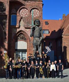Helfried Hoyer, Soloposaunist bei den Brandenburger Symphonikern, Serge Delemas, Musikschulleiterin Angelika Eckelmann, Jean-Michel Berrete (v.r.n.l.) geimeinsam mit dem Blechbläserensemble