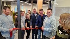 Geschäftsführer Dirk Promnitz und Stadt-Kämmerer Thomas Barz beim Durchschneiden des Bandes zur Eröffnung des Gesundheitsstandortes am Gallberg.