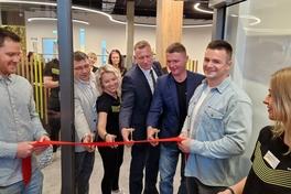 Geschäftsführer Dirk Promnitz und Stadt-Kämmerer Thomas Barz beim Durchschneiden des Bandes zur Eröffnung des Gesundheitsstandortes am Gallberg.