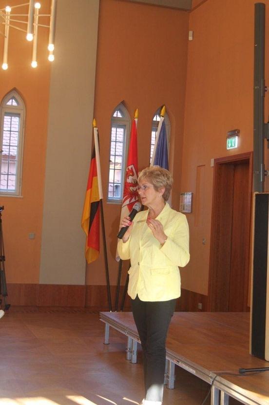 In der anschließenden Diskussion antwortete die Oberbürgermeisterin auf die Fragen vieler besorgter Brandenburger.