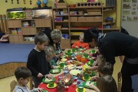 Oberbürgermeisterin feiert mit Kindern der Montessori-Kita ihren Amtsgeburtstag 