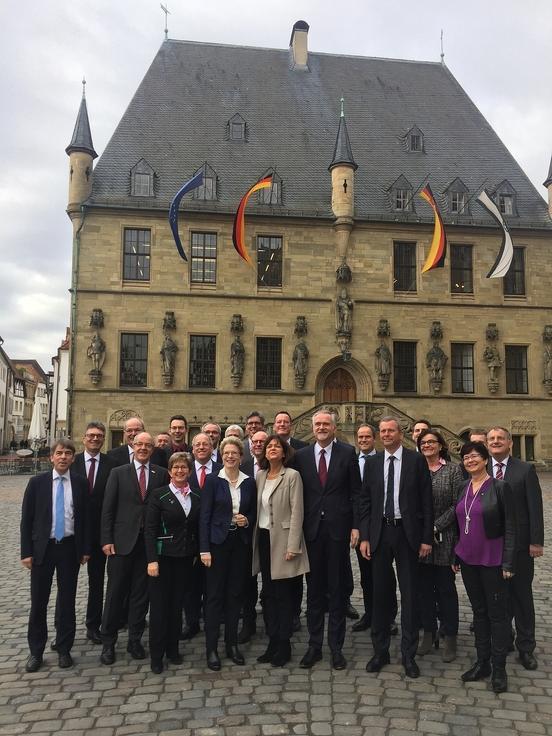 Gruppenfoto der Präsidiumsmitglieder des Deutschen Städtetages vor dem Rathaus in Osnabrück.