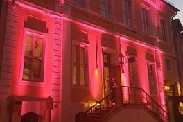 ein rot beleuchtetes Gebäude